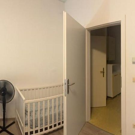 Ganze Klein Unterkunft 1100 Wien Экстерьер фото